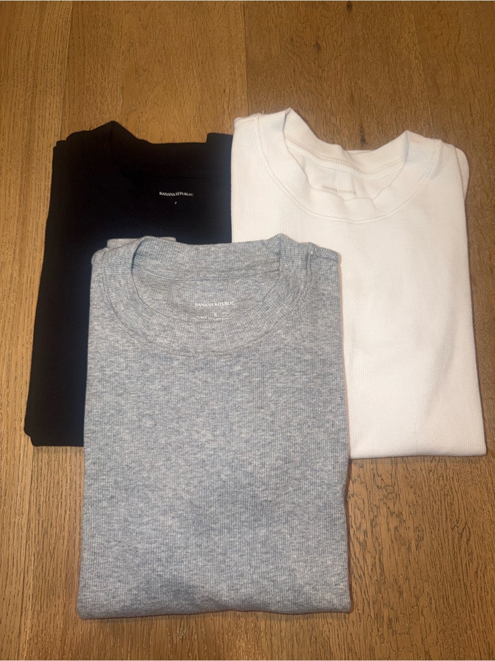 Banana Republic set of 3 women’s short sleeve tees Small in Black, White & Grey